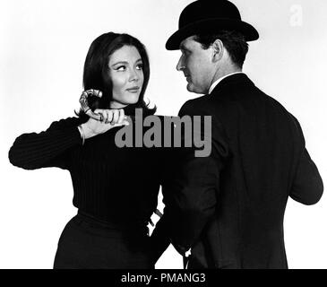 Studio publicité Still : 'The Avengers' Diana Rigg, Patrick Macnee circa 1967 référence du fichier 32039 128THA Banque D'Images