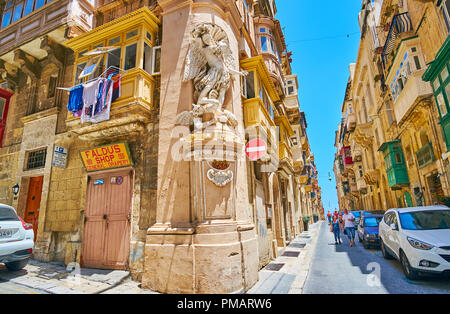 La Valette, MALTE - 17 juin 2018 : Panorama de St Ursula street avec le coin statue de stuc de St Michel, la lutte contre le diable, le 17 juin à La Valette. Banque D'Images