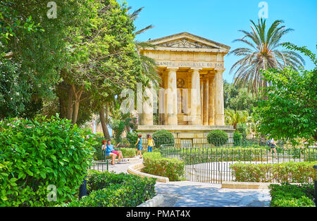 La Valette, MALTE - 17 juin 2018 : la verdure luxuriante et de style grec temple néoclassique, c'est le monument à Sir Alexander Ball à Lower Barrakka Banque D'Images