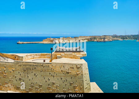 La Tombe de soldat inconnu au Monument commémoratif de guerre de siège à la limite de St Christopher Bastion avec vue sur le Grand Port et Fort Ricasoli (Kalkara) sur b Banque D'Images