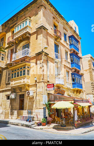 La Valette, MALTE - 17 juin 2018 : Le petit café avec terrasse extérieure à l'angle des rues Lvant et Saint Dominique, le 17 juin à La Valette Banque D'Images