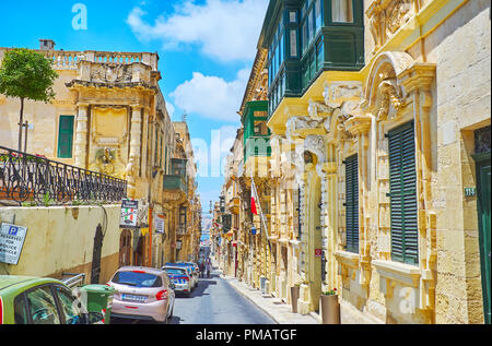 La Valette, MALTE - 17 juin 2018 : la pittoresque rue manoirs de l'archevêque avec décorations en stuc sculpté, de secours et d'un balcon maltais, le Ju Banque D'Images