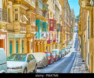 Le paysage vallonné de La Valette se transforme ses rues dans les montées et descentes, ancienne rue de la monnaie, de Malte. Banque D'Images