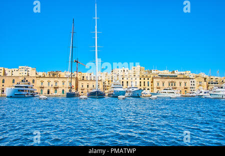 Le vieux manoirs en pierre de Birgu avec vue sur des yachts de luxe et de Vittoriosa eaux zure marina sur l'avant-plan, de Malte. Banque D'Images
