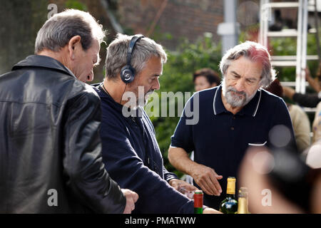 Réalisateur Luc Besson (centre) commentaires une scène avec des étoiles Robert DeNiro (droite) et Tommy Lee Jones (à gauche) sur l'ensemble de la relativité Media 'LA FAMILLE'. © 2012 EuropaCorp. TF1 Films Production. Grive Productions. Tous droits réservés Banque D'Images