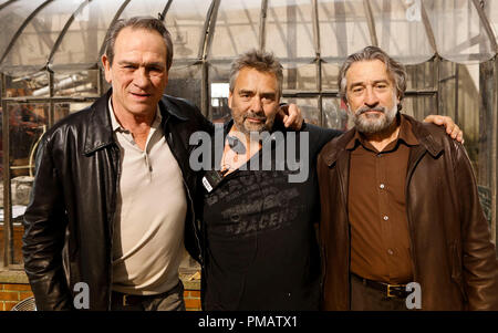 (De gauche à droite.) Tommy Lee Jones, Directeur, Luc Besson et Robert De Niro sur le tournage de la relativité Media's 'LA FAMILLE'. © 2012 EuropaCorp. TF1 Films Production. Grive Productions. Tous droits réservés Crédit photo : Jessica Forde Banque D'Images