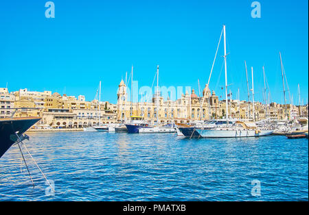 Les bâtiments pittoresques de Malte Maritime Museum et église St Laurent derrière les voiliers et bateaux de plaisance de Vittoriosa, Birgu, Malte. Banque D'Images