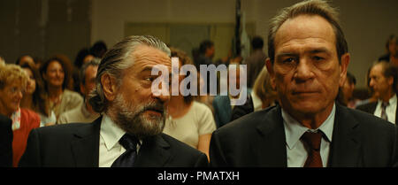 Robert DeNiro et Tommy Lee Jones star dans la relativité Media's 'LA FAMILLE'. ' © 2012 EuropaCorp. TF1 Films Production. Grive Productions. Tous droits réservés. Crédit photo : Jessica Forde Banque D'Images