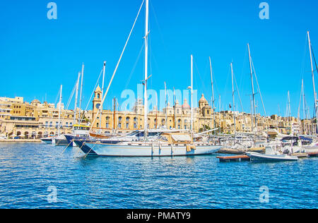 Les splendides voiliers , amarré à Port de plaisance de Vittoriosa, divisant les villes médiévales de Birgu (Vittoriosa et Senglea) (L-Isla), Malte. Banque D'Images