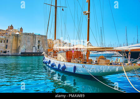 L'avis de Senglea's Sheer Bastion derrière le yacht à voile de Vittoriosa marina, Birgu, Malte. Banque D'Images