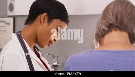 Jeune femme radiologue avec les patients de sexe féminin à la x-ray Banque D'Images