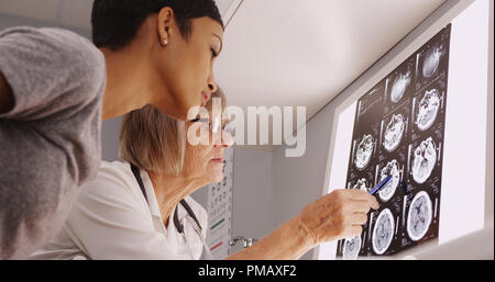 Le meilleur médecin de sexe féminin affichage des rayons X avec patient Banque D'Images
