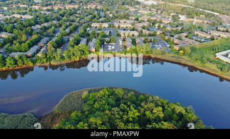 La zone de nuit avec les immeubles à appartements construits vue aérienne de la rivière en arrière-plan en USA Banque D'Images