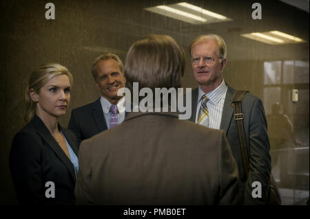 Rhea Seehorn comme Kim Wexler, Bob Odenkirk comme Jimmy McGill, Patrick Fabian comme Howard Hamlin, et Ed Begley Jr. comme Clifford - mieux appeler Saul Saison 2, Crédit photo : Ursula Coyote/Sony Pictures Television/ AMC Banque D'Images