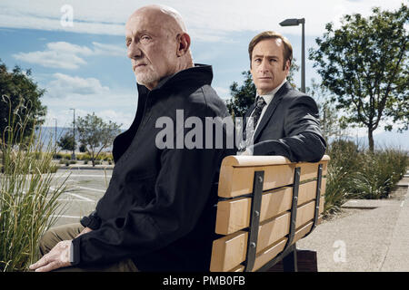 Jonathan Banks comme Mike Ehrmantraut et Bob Odenkirk comme Jimmy - McGill mieux appeler Saul Saison 2, Crédit photo : Ben Leuner/AMC Banque D'Images