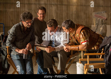 (L à R) quatre-temps Oscar®-winning filmmakers Joel et Ethan Coen sont rejoint par Josh Brolin comme Eddie Mannix et GEORGE CLOONEY comme Baird Whitlock sur l'ensemble de 'Hail, Caesar !' Banque D'Images