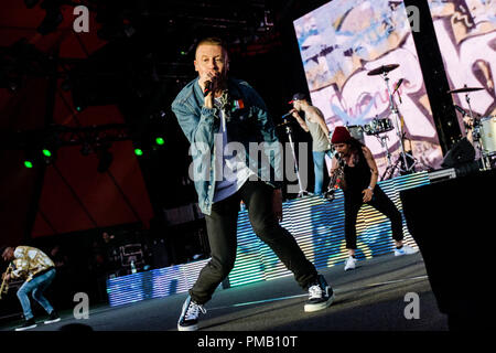 Le Danemark, Roskilde - 30 juin, 2016. Le hip hop américain duo Sexion & Ryan Lewis effectue un concert live au festival de musique danois Roskilde Festival 2016. Ici rappeur et chanteur Sexion est vu sur scène. (Photo crédit : Gonzales Photo - Flemming Bo Jensen). Banque D'Images