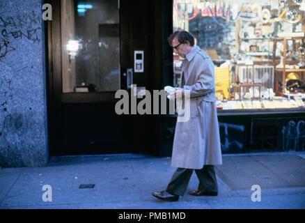 Photo du film ou encore la publicité de "New York Stories" (Zelig) Woody Allen © 1989 Touchstone Pictures Tous droits réservés de référence de dossier 33025 066THA pour un usage éditorial uniquement Banque D'Images