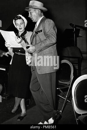 Judy Garland et Bing Crosby sur son émission de radio 1944 référence de dossier # 33536 368THA Banque D'Images