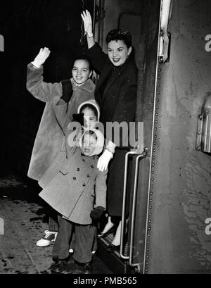 Judy Garland et ses enfants, Lorna Luft, Liza Minnelli et Joey Luft, arrivent à New York 1958 référence de dossier 33536 372THA Banque D'Images