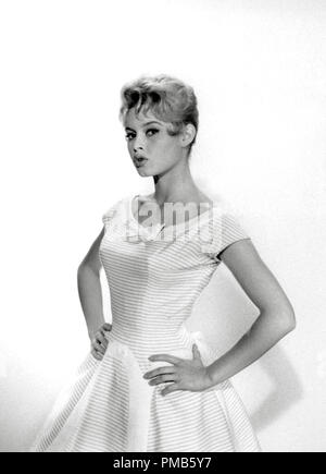 Brigitte Bardot sur le tournage de "La mariée est trop belle" (1956) #  de référence de fichier 33536 739 THA pour un usage éditorial uniquement - Tous droits réservés Banque D'Images