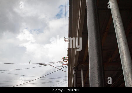 Les d'un un balcon sur Perle en vrac sur le défilé de la Saint-Patrick sur Magazine Street, à la Nouvelle-Orléans, Louisiane Banque D'Images