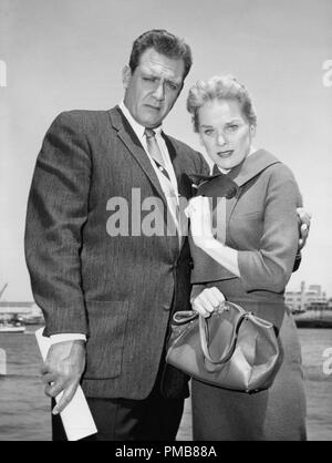 Raymond Burr, Connie Hines "Perry Mason" (1957 - 1966) 32337 CBSFile #  Référence 025THA Banque D'Images