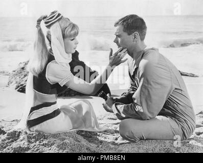 Barbara Eden, Larry Hagman 'Je rêve de Jeannie' (1965 - 1970) #  32337 NBCFile Référence 104THA Banque D'Images