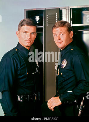 Kent McCord, Martin Milner, l'Adam-12' vers 1968 Référence de dossier de NBC 32337 261THA Banque D'Images