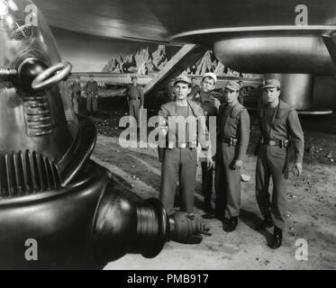 Leslie Nielsen, Robby the robot, 'Forbidden Planet', 1956 MGM référence de fichier 32557 384THA Banque D'Images