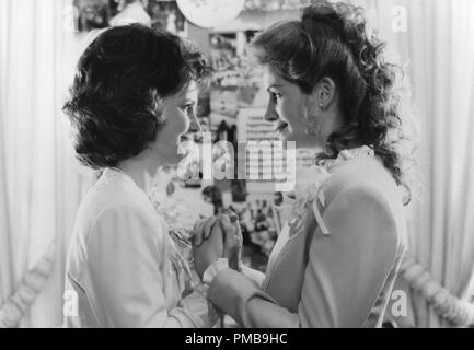 Sally Field, Julia Roberts, 'Steel Magnolias', 1989 Référence de dossier Tri-Star 32557 801THA Banque D'Images