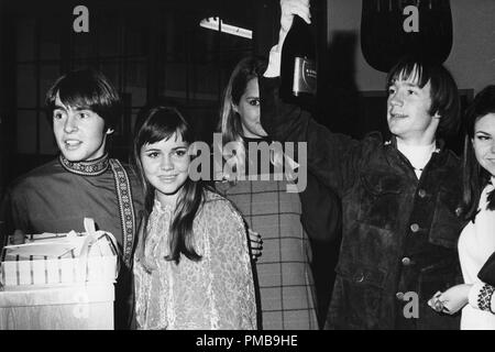 Sally Field, avec Davy Jones et Peter Tork des Monkees, vers 1966 © CCR /Le Hollywood Archive - Tous droits réservés référence #  32557 75014 THA Banque D'Images