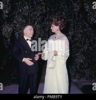 Sophia Loren avec son mari Carlo Ponti lors d'une exposition au MoMA en son honneur. La carrière d'une actrice : Sophia Loren [MoMA Exh. # 798, 18 mai-septembre 25, 1966] fichier référence #  32557 982THA Banque D'Images