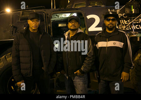 (L à R) Producteur DR. DRE, Directeur/Producteur F. GARY GRAY et producteur Ice Cube sur l'ensemble des 'Straight Outta Compton'. Qui nous ramène là où tout a commencé, le film raconte l'histoire vraie de la façon dont ces rebelles culturels armés seulement de leurs paroles, swagger, bravado et talent brut s'est levé pour les autorités que cela a représenté pour les réduire et ont formé le groupe le plus dangereux au monde, N.W.A. Banque D'Images