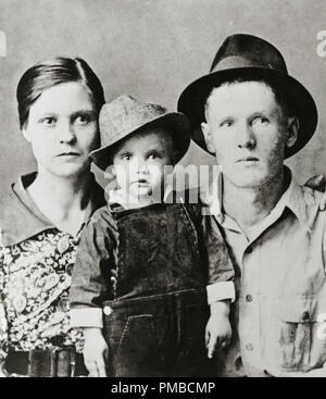 Elvis Presley avec ses parents, Gladys Presley, Vernon Presley, vers 1938 référence #  32914 795THA Banque D'Images