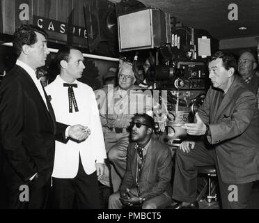 Dean Martin, Joey Bishop, Sammy Davis Jr. et réalisateur Lewis Milestone sur l'ensemble de, 'Ocean's Eleven' (1960) Warner Bros. référence #  32914 Fichier 840THA Banque D'Images