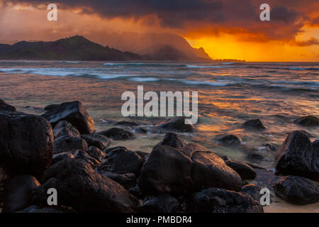 En regardant vers la côte de Na Pali de la baie de Hanalei, Kauai, Hawaii. Banque D'Images