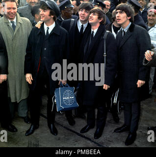 John Lennon, Paul McCartney, Ringo Starr et George Harrison (The Beatles,) à l'aéroport Kennedy, 1964 Référence du dossier #  33371 669THA Banque D'Images