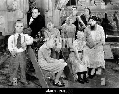 Cast de "Freaks" (1932) de référence de dossier MGM 33371 689THA Banque D'Images