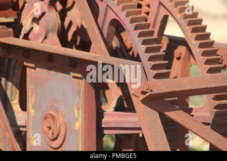 Rusty gears sur un morceau d'équipement de ferme abandonnée à Lanyon Homestead, Canberra, Australie. Banque D'Images