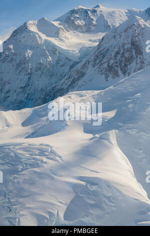 Vol aérien au-dessus du mont Denali, le parc national Denali, en Alaska. Banque D'Images