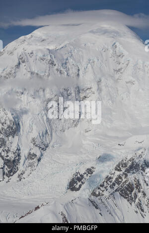 Vol aérien au-dessus du mont Denali, le parc national Denali, en Alaska. Banque D'Images