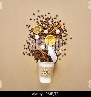 Concept créatif photo d'emporter, Coffee cup sur fond brun. Banque D'Images