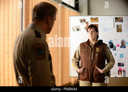 L 'FARGO' tas -- épisode 108 -- est diffusé le mardi 3 juin, 10:00 pm e/p) -- Photo : (L-R) Bob Odenkirk Bill comme Oswalt, Allison Tolman que Molly Solverson -- CR : Chris Grand/OC Banque D'Images