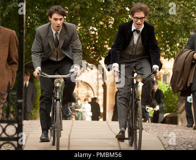 (L à R) Harry Lloyd stars comme Brian et Eddie Redmayne stars comme Stephen Hawking dans Academy Award Winner James Marsh est LA THÉORIE DU TOUT, une version de Focus Features. Banque D'Images