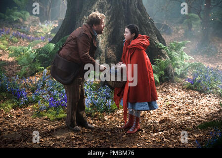 Avec James Corden comme le boulanger et Lilla Crawford comme Little Red Riding Hood, "dans les bois" Banque D'Images