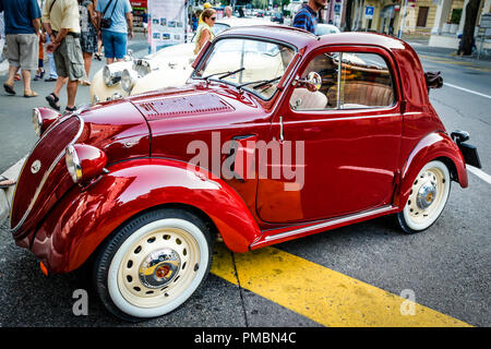 1938/9 Vintage Fiat 500 Topolino voiture sur l'écran à Opatija, Croatie Banque D'Images