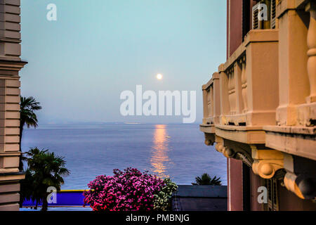 Le coucher de soleil sur la mer Adriatique Croatiaon Opatija Banque D'Images