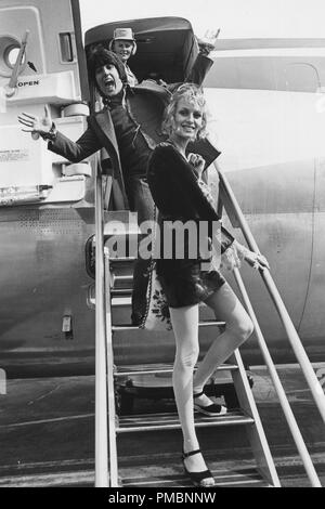 Twiggy et fiancé Justin Villeneuve à l'aéroport d'Heathrow, 1968 © CCR /Le Hollywood Archive - Tous droits réservés référence #  32603 004THA Banque D'Images