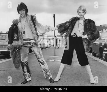 Twiggy et fiancé Justin Villeneuve à l'aéroport d'Heathrow, 1967© CCR /Le Hollywood Archive - Tous droits réservés référence #  32603 013THA Banque D'Images